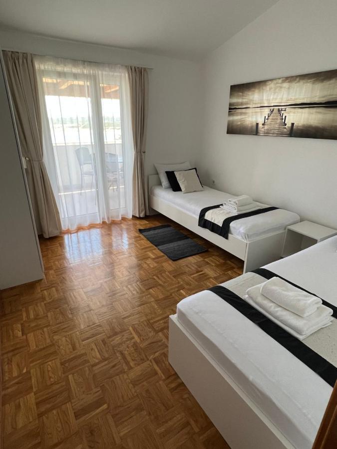 Apartments Loncar-Near Zrce Beach Novaglia Esterno foto