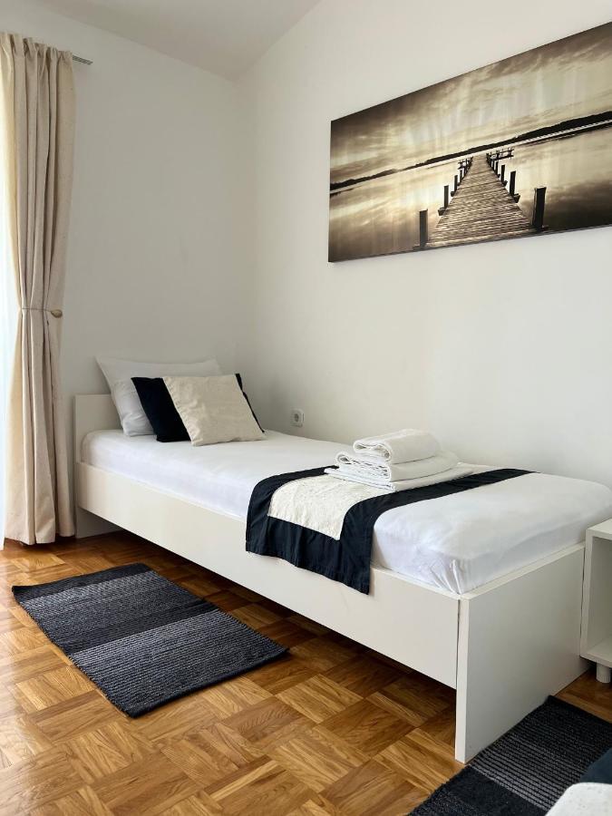 Apartments Loncar-Near Zrce Beach Novaglia Esterno foto