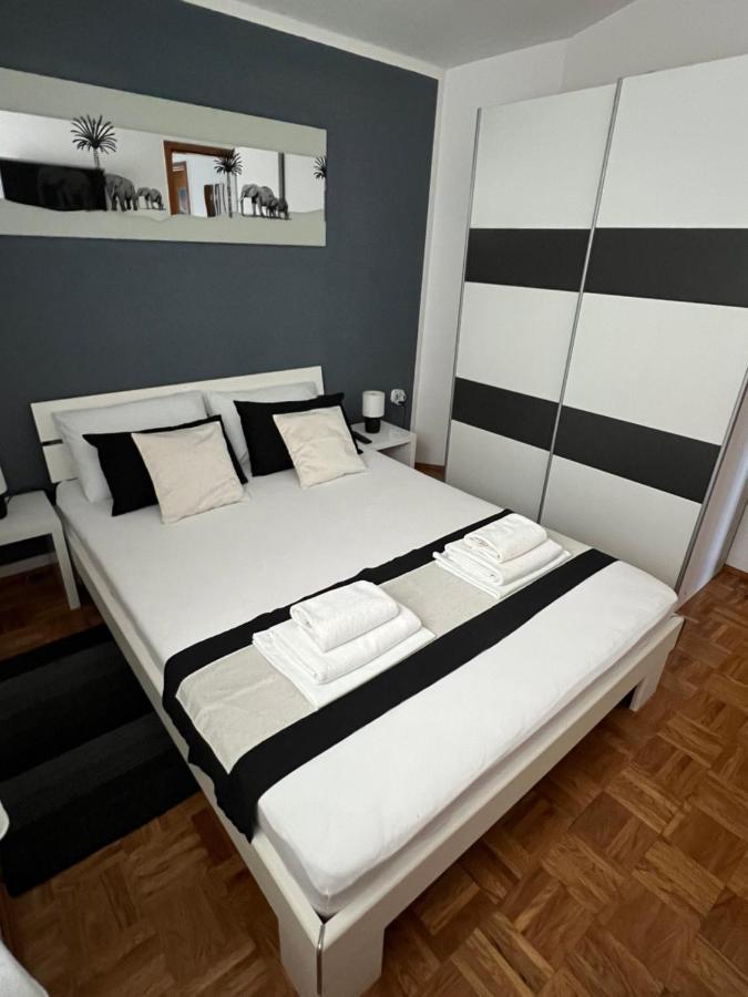 Apartments Loncar-Near Zrce Beach Novaglia Esterno foto